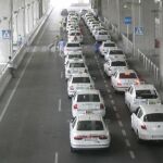 Taxis a la espera de clientes en el aeropuerto de Barajas