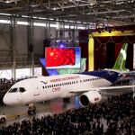 El C919 sale del hangar de la compañía en el aeropuerto de Shangai