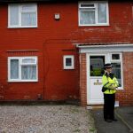 La Policía durante el registro de una vivienda en Manchester