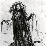«Maruja Mallo cubierta de algas» en una imagen tomada en 1945