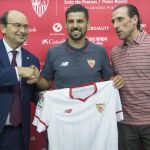 Nolito posa con la camiseta junto al presidente del club, José Castro(i), y del director deportivo, Oscar Arias