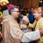 Los fieles dan el abrazo de paz a su nuevo pastor, al finalizar la ceremonia