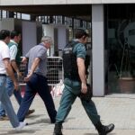 Agentes de la Guardia Civil custodian a Villar el pasado martes durante los registros ordenados por el juez