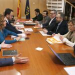 Los miembros del equipo negociador del PSOE, Antonio Hernando, Jordi Sevilla, Meritxell Batet , junto a los de Ciudadanos, Luis Garicano, Marta Martín, Juan Carlos Girauta, José Manuel Villegas, Miguel Gutiérrez