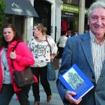 El catedrático Celso Almuiña con el libro con el que le ha rendido homenaje la Universidad de Valladolid.