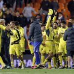 Los jugadores del Villarreal celebran la victotia ante el Valencia, al término del partido