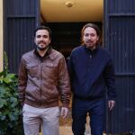 El secretario general de Podemos, Pablo Iglesias, y el líder de Izquierda Unida (IU), Alberto Garzón