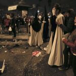 Nazarenos de La Esperanza de Triana visiblemente afectados tras sufrir una estampida durante su recorrido