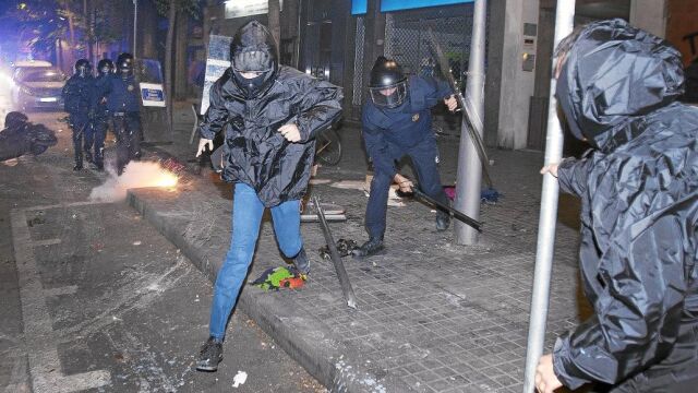 La marcha «okupa» acabó en batalla campal con heridos y daños en el mobiliario