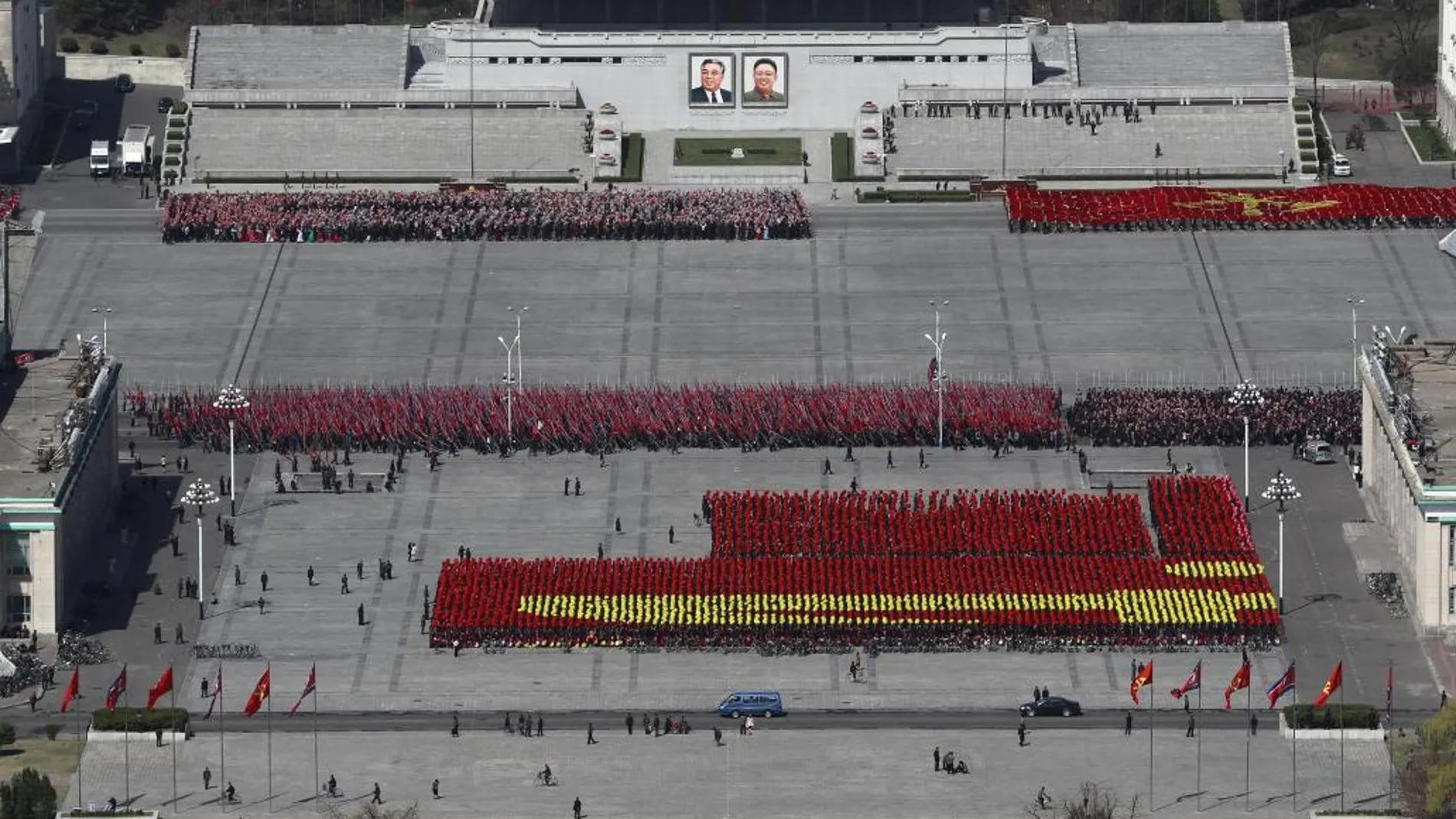 Norcoreanos ensayan para el Día del Sol en Pionyang (Corea del Norte)