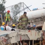 Los bomberos buscan supervivientes entre los escombros