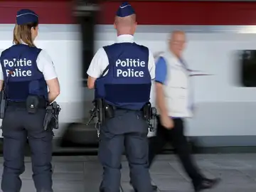 Policías en el metro de Bruselas. Bélgica ve riesgo «inminente» de atentado en su territorio Policías en el metro de Bruselas. Bélgica ve riesgo «inminente» de atentado en su territorio