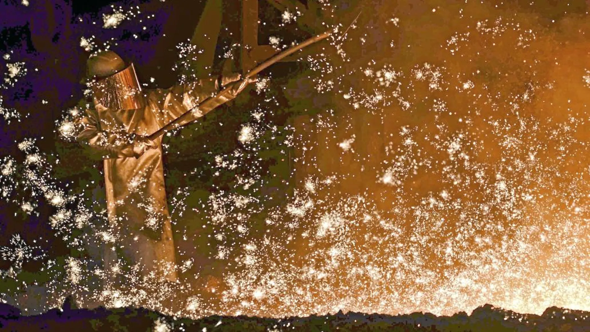 Un trabajador metalúrgico en una planta de la empresa Salzgitter AG en Sajonia