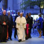 El Papa Francisco (c) a su llegada a la Catedral de San Patricio en Nueva York