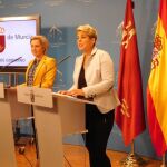 Las consejeras de Educación y Portavocía, Adela Martínez-Cachá y Noelia Arroyo, ayer tras el Consejo de Gobierno