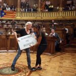 Las concejales de la CUP, Maria José Lecha (i) y Maria Rovira, con una placa de la "Avinguda de Borbó (Avenida de Borbón)", como protesta a la presencia de referencias a la monarquía en las calles de Barcelona.