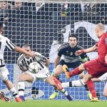 El jugador del Bayern Múnich Arjen Robben (d) anota un gol ante Juventus