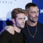 El diseñador David Delfín junto a Pelayo Díaz. Abajo, la portada de «Indomable», el libro de fotos del joven estilista