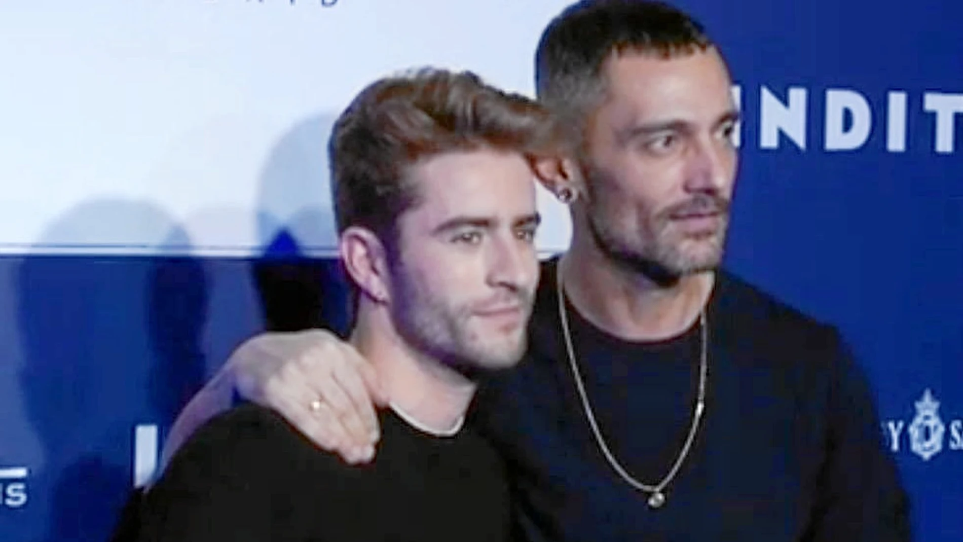 El diseñador David Delfín junto a Pelayo Díaz. Abajo, la portada de «Indomable», el libro de fotos del joven estilista