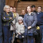 Celia Mayer junto a la alcaldesa en el acto en el que se descubrió una placa en homenaje a Victoria Kent
