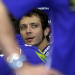 El piloto italiano, Valentino Rossi, en su box