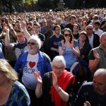Miles de personas han acudido a la vigilia por las víctimas