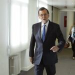 El presidente del Gobierno en funciones, Mariano Rajoy, a su llegada hoy a la Cadena Ser.