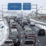 Retenciones de tráfico causadas por la nevada.