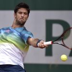 El tenista español Fernando Verdasco devuelve una bola al croata Ivan Dodig