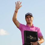 Justin Thomas, con el trofeo
