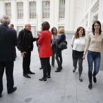 En la imagen, Juan Carlos Pérez de la Fuente, en el patio de cristales del Ayuntamiento de Madrid. A la derecha, pasando a su lado, las ediles del Ayuntamiento de Madrid Celia Meyer y Rita Maestre.