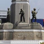 Detalle de soldados de bronce en el Monumento de la Victoria en Bangkok