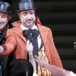Tecnología punta. El tenor David Alegret muestra un mensaje de móvil en los ensayos
