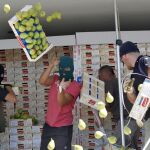 Agricultores franceses destruyen la carga de un camión español
