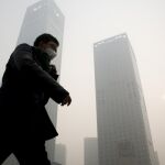 Un hombre con máscara protectora, estos días en el centro financiero de Pekín