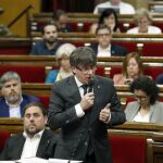 Carles Puigdemont, responde a una pregunta de la oposición durante la segunda jornada del pleno del Parlament.