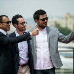 El director Carles Torras (d), junto a los actores Martín Bacigalupo (c), y el estadounidense Timothy Gibbs, posan en el puerto malagueño tras presentar su película «Callback»