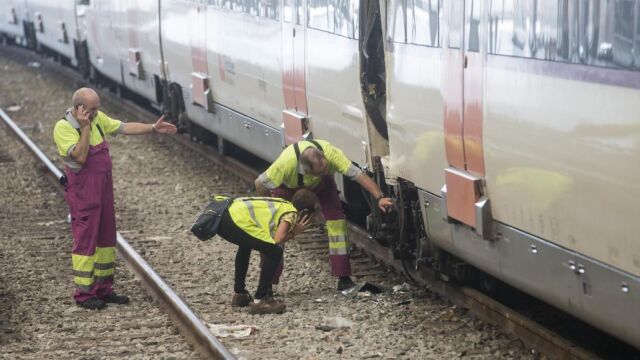 Técnicos de Renfe revisan el convoy tras el accidente