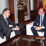 El presidente de Scrats, Lucas Jiménez, junto al jefe del Ejecutivo murciano, Pedro Antonio Sánchez, ayer