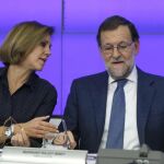 Rajoy conversa con María Dolores de Cospedal durante la reunión de la Junta Directiva Nacional del PP.