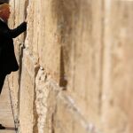 Mensaje en el muro de las lamentaciones Trump se convirtió ayer en el primer presidente de EE UU en activo en visitar el Santo Sepulcro y el Muro de las Lamentaciones, lugares sagrados del cristianismo y el judaísmo en la Ciudad Vieja de Jerusalén. Ante el Muro, con la cabeza cubierta con una kipá, rezó mientras tocaba las piedras y, como es tradición, depositó un papel con una petición que rápidamente retiró su equipo de seguridad para que no se hiciera pública