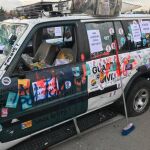 Coches abollados, con las ruedas pinchadas, los cristales rotos y numerosas pegatinas