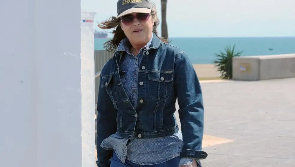 Pepa Flores disfruta de sus paseos por la playa de La Malagueta, siempre oculta tras unas gafas de sol, muy celosa de su privacidad
