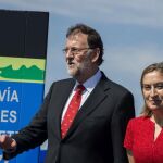 El presidente del Gobierno, Mariano Rajoy, acompañado por la ministra de Fomento, Ana Pastor durante la puesta en servicio en Jaén del tramo Linares-Ibros, de la A-32