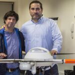 Los responsable del proyecto «Brainport» para detectar los vertidos que se producen en el mar por medio de satélites y drones basado en un sistema inteligente que localiza a través del análisis de imágenes la presencia de contaminantes en el agua, Lorenzo Díaz de Apodaca (d) y Aitor Moreno (i), posa en sus dependencias del Parque Tecnológico de Álava, en Miñano (Álava)