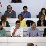 El secretario general del PSOE, Pedro Sánchez (2i), junto al secretario de Organización, César Luena (2d), el secretario de Acción Política y Ciudadana, Patxi López (d), y la presidenta del partido, Micaela Navarro (i), durante la reunión extraordinaria del Comité Federal del PSOE