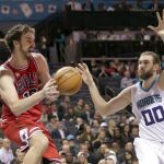 Pau Gasol peleando un balón junto a Spencer Hawes, de Charlotte Hornets