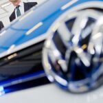El presidente de Volkswagen, Matthias Mueller, posa junto a un nuevo modelo.