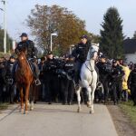 La Policía controla a un grupo de inmigrantes en la frontera entre Croacia y Eslovenia.