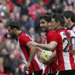 Aduriz celebra con sus compañeros tras marcar de penalti el primer gol de su equipo ante el Celta de Vigo.